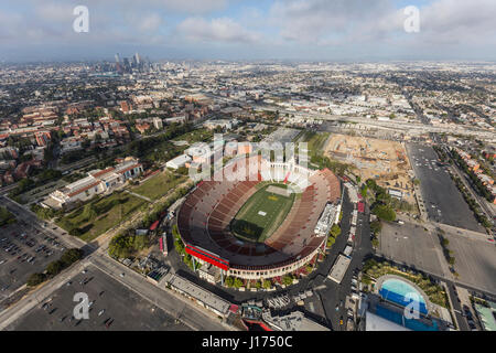 Los Angeles, Kalifornien, USA - 12. April 2017: Luftaufnahme des historischen Coliseum Stadium mit der Innenstadt im Hintergrund. Stockfoto