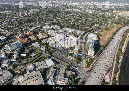 Burbank, Kalifornien, USA - 12. April 2017: Luftaufnahme des Walt Disney Studios und Firmenzentrale in San Fernando Valley. Stockfoto