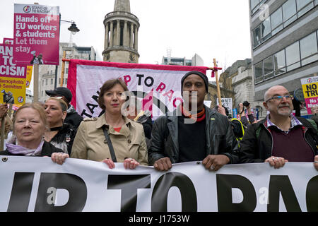 30.000 marschieren durch London gegen Rassismus und gegen den Aufstieg des Populismus, der Trum gewählt und führte nach Großbritannien aus der EU Stockfoto
