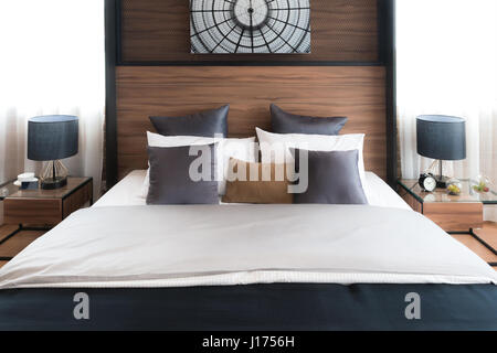 Innere des Luxus Schlafzimmer im Haus oder Hotel mit Lampe. Innen Schlafzimmer Konzept. Stockfoto