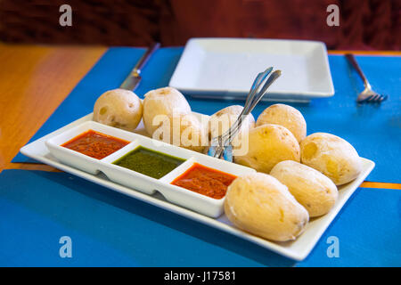 Papas Arrugadas und zwei Mojo-Saucen. Kanarische Inseln, Spanien. Stockfoto