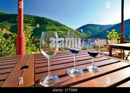 Portugal: Drei Gläser Wein auf einem Tisch mit Blick auf den Fluss Douro Stockfoto