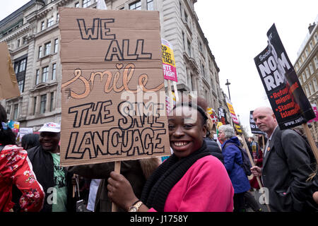 30.000 marschieren durch London gegen Rassismus und gegen den Aufstieg des Populismus, der Trum gewählt und führte nach Großbritannien aus der EU Stockfoto