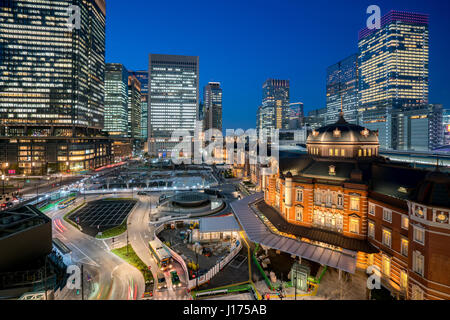 Bahnhof Tokio und Tokyo Hochhaus zu Twilight Zeit in Tokio, Japan. Stockfoto