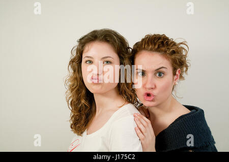 Zwei junge Frauen, die Gesten. Stockfoto