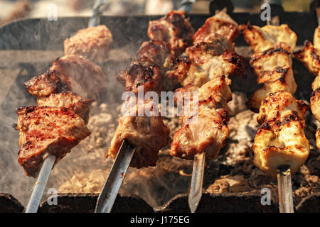 Saftige Scheiben von Fleisch mit Soße bereiten Sie in Brand. Stockfoto