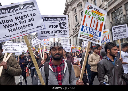 30.000 marschieren durch London gegen Rassismus und gegen den Aufstieg des Populismus, der Trum gewählt und führte nach Großbritannien aus der EU Stockfoto