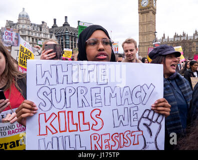 30.000 marschieren durch London gegen Rassismus und gegen den Aufstieg des Populismus, der Trum gewählt und führte nach Großbritannien aus der EU Stockfoto