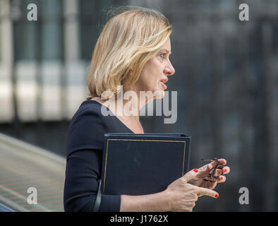 Downing Street, London, UK. 18. April 2017. Minister des Kabinetts kommen für das erste Dienstagmorgen Kabinett treffen nach Ostern zu brechen, bevor PM Theresa May eine Snap-Wahl zum 8. Juni 2017 ankündigt. Foto: Home Secretary Amber Rudd MP kommt. Bildnachweis: Malcolm Park/Alamy Live-Nachrichten. Stockfoto