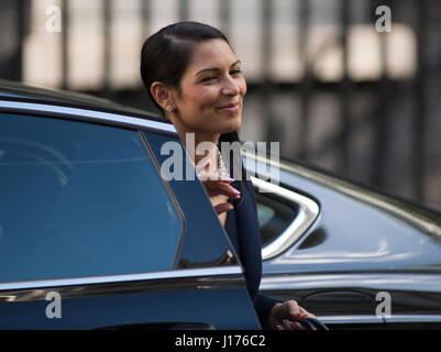 Downing Street, London UK. 18. April 2017. Minister kommen für die erste Dienstag morgen Kabinettssitzung nach Ostern vor PM Theresa May kündigt Wahlen für den 8. Juni 2017. Foto: Minister für Internationale Entwicklung Priti Patel MP ankommt. Im November 2017 ihr Amt als Minister für Internationale Entwicklung folgende Zeitung Angaben. Credit: Malcolm Park/Alamy Leben Nachrichten. Stockfoto