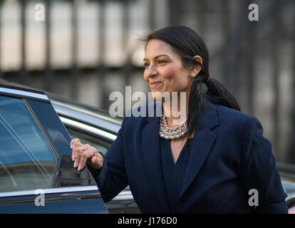 Downing Street, London UK. 18. April 2017. Minister kommen für die erste Dienstag morgen Kabinettssitzung nach Ostern vor PM Theresa May kündigt Wahlen für den 8. Juni 2017. Foto: Minister für Internationale Entwicklung Priti Patel MP ankommt. Im November 2017 ihr Amt als Minister für Internationale Entwicklung folgende Zeitung Angaben. Credit: Malcolm Park/Alamy Leben Nachrichten. Stockfoto