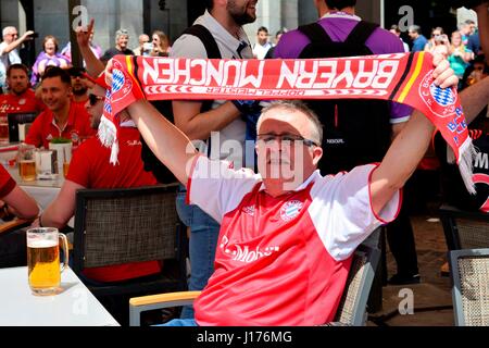 Madrid, Spanien. 18. April 2017. FC Bayern München Fans setzen roten Farbe auf den Straßen von Madrid, vor dem Spiel gegen Real Madrid im Viertelfinale der Champions League.  Bildnachweis: M. Ramírez/Alamy live News Stockfoto