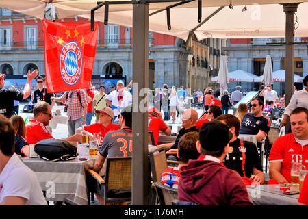 Madrid, Spanien. 18. April 2017. FC Bayern München Fans setzen roten Farbe auf den Straßen von Madrid, vor dem Spiel gegen Real Madrid im Viertelfinale der Champions League.  Bildnachweis: M. Ramírez/Alamy live News Stockfoto