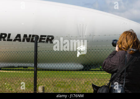 Cardington, UK. 18. April 2017. Der Hybrid Air Fahrzeuge Airlander 10 ist die neue Mobile Mooring Mast (MMM), eine integrierte Kettenfahrzeug und Ankermastes, wodurch es leichter zu kontrollieren und die Airlander "zurückschieben" festgemacht beim Manövrieren es um den Flugplatz. Das Flugzeug ist fast fertig, es beginnen 2017 Flugerprobungsprogramm. Ein Auxiliary Landing System (ALS) wurde hinzugefügt, wodurch das Flugzeug sicher zu landen, auf eine größere Reichweite der Landung Winkel. Bildnachweis: Mick Flynn/Alamy Live-Nachrichten Stockfoto