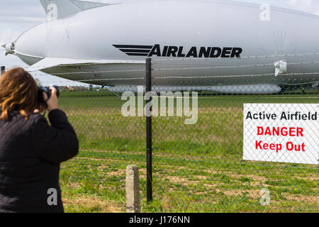 Cardington, UK. 18. April 2017. Der Hybrid Air Fahrzeuge Airlander 10 ist die neue Mobile Mooring Mast (MMM), eine integrierte Kettenfahrzeug und Ankermastes, wodurch es leichter zu kontrollieren und die Airlander "zurückschieben" festgemacht beim Manövrieren es um den Flugplatz. Das Flugzeug ist fast fertig, es beginnen 2017 Flugerprobungsprogramm. Ein Auxiliary Landing System (ALS) wurde hinzugefügt, wodurch das Flugzeug sicher zu landen, auf eine größere Reichweite der Landung Winkel. Bildnachweis: Mick Flynn/Alamy Live-Nachrichten Stockfoto