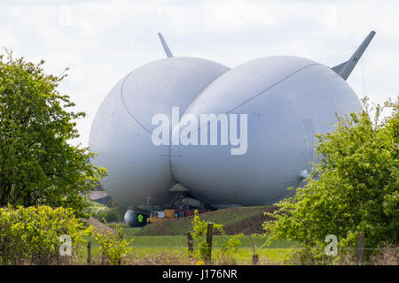 Cardington, UK. 18. April 2017. Der Hybrid Air Fahrzeuge Airlander 10 ist die neue Mobile Mooring Mast (MMM), eine integrierte Kettenfahrzeug und Ankermastes, wodurch es leichter zu kontrollieren und die Airlander "zurückschieben" festgemacht beim Manövrieren es um den Flugplatz. Das Flugzeug ist fast fertig, es beginnen 2017 Flugerprobungsprogramm. Ein Auxiliary Landing System (ALS) wurde hinzugefügt, wodurch das Flugzeug sicher zu landen, auf eine größere Reichweite der Landung Winkel. Bildnachweis: Mick Flynn/Alamy Live-Nachrichten Stockfoto