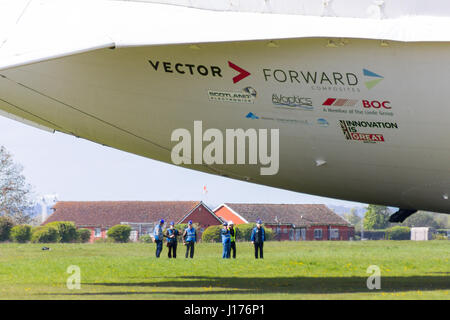 Cardington, UK. 18. April 2017. Der Hybrid Air Fahrzeuge Airlander 10 ist die neue Mobile Mooring Mast (MMM), eine integrierte Kettenfahrzeug und Ankermastes, wodurch es leichter zu kontrollieren und die Airlander "zurückschieben" festgemacht beim Manövrieren es um den Flugplatz. Das Flugzeug ist fast fertig, es beginnen 2017 Flugerprobungsprogramm. Ein Auxiliary Landing System (ALS) wurde hinzugefügt, wodurch das Flugzeug sicher zu landen, auf eine größere Reichweite der Landung Winkel. Bildnachweis: Mick Flynn/Alamy Live-Nachrichten Stockfoto