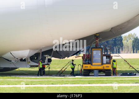 Cardington, UK. 18. April 2017. Hybrid Air Fahrzeuge Airlander 10 liegt an den neuen Mobile Mooring Mast als Ingenieure und Bodenpersonal überprüfen die Auxiliary Landing System (ALS), die hinzugefügt wurde, um das Flugzeug sicher zu landen, auf eine größere Reichweite der Landung Winkel ermöglichen... Das Flugzeug ist fast fertig, es beginnen 2017 Flugerprobungsprogramm. Bildnachweis: Mick Flynn/Alamy Live-Nachrichten Stockfoto