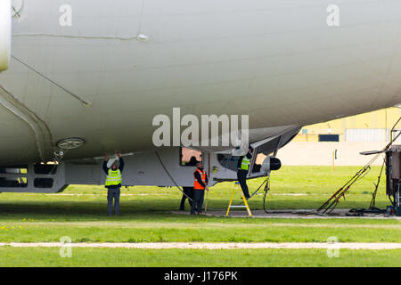 Cardington, UK. 18. April 2017. Hybrid Air Fahrzeuge Airlander 10 liegt an den neuen Mobile Mooring Mast als Ingenieure und Bodenpersonal überprüfen die Auxiliary Landing System (ALS), die hinzugefügt wurde, um das Flugzeug sicher zu landen, auf eine größere Reichweite der Landung Winkel ermöglichen... Das Flugzeug ist fast fertig, es beginnen 2017 Flugerprobungsprogramm. Bildnachweis: Mick Flynn/Alamy Live-Nachrichten Stockfoto