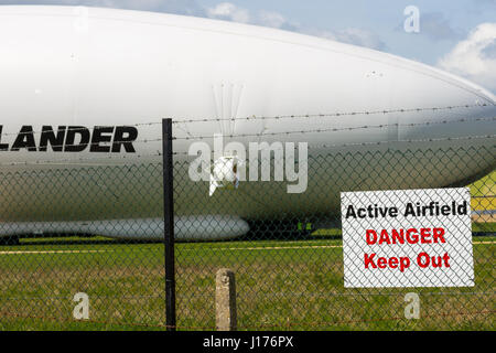 Cardington, UK. 18. April 2017. Der Hybrid Air Fahrzeuge Airlander 10 ist die neue Mobile Mooring Mast (MMM), eine integrierte Kettenfahrzeug und Ankermastes, wodurch es leichter zu kontrollieren und die Airlander "zurückschieben" festgemacht beim Manövrieren es um den Flugplatz. Das Flugzeug ist fast fertig, es beginnen 2017 Flugerprobungsprogramm. Ein Auxiliary Landing System (ALS) wurde hinzugefügt, wodurch das Flugzeug sicher zu landen, auf eine größere Reichweite der Landung Winkel. Bildnachweis: Mick Flynn/Alamy Live-Nachrichten Stockfoto