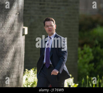 Downing Street, London UK. 18. April 2017. Minister des Kabinetts kommen für das erste Dienstagmorgen Kabinett treffen nach Ostern zu brechen, bevor PM Theresa May eine Snap-Wahl zum 8. Juni 2017 ankündigt. Foto: Staatssekretär für Nordirland James Brokenshire MP kommt. Bildnachweis: Malcolm Park/Alamy Live-Nachrichten. Stockfoto