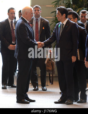 Tokio, Japan. 18. April 2017. US-Vizepräsident Mike Pence (L) schüttelt Hände mit der japanische Premierminister Shinzo Abe in Tokio, Japan, am 18. April 2017. Bildnachweis: Ma Ping/Xinhua/Alamy Live-Nachrichten Stockfoto