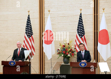 Tokio, Japan. 18. April 2017. US-Vizepräsident Mike Pence (L) und Japanisch stellvertretender Ministerpräsident Taro Aso besuchen eine Pressekonferenz in Tokio, Japan, am 18. April 2017. Bildnachweis: Ma Ping/Xinhua/Alamy Live-Nachrichten Stockfoto