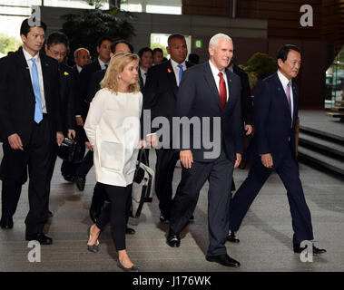 Tokio, Japan. 18. April 2017. US-Vizepräsident Mike Pence (2. R) geht mit japanischen stellvertretender Premierminister Taro Aso (1. R) in Tokio, Japan, am 18. April 2017. Bildnachweis: Ma Ping/Xinhua/Alamy Live-Nachrichten Stockfoto