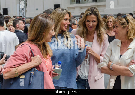 Madrid, Spanien, 18. April 2017. Einweihung des Nähen Woche Spanien in Cibeles Palast mit Gast-Modelle am 18. April 2017, Madrid, Spanien. Bildnachweis: Enrique Davó/Alamy Live-Nachrichten. Stockfoto