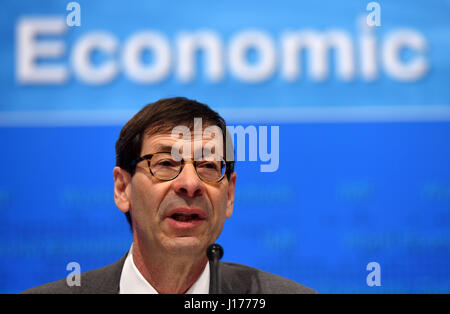 Washington, DC, USA. 18. April 2017. Maurice Obstfeld, Chefökonom beim Internationalen Währungsfonds (IWF), besucht eine Pressekonferenz im IMF-Hauptquartier in Washington, DC, USA, am 18. April 2017. Der Internationale Währungsfonds (IWF) am Dienstag hob seine Prognose für das globale Wirtschaftswachstum im Jahr 2017, lebhaft Finanzmärkte sagen und eine lang ersehnte Konjunkturerholung in Industrie und Handel unterstützt die verbesserte Aussichten. Bildnachweis: Yin Bogu/Xinhua/Alamy Live-Nachrichten Stockfoto