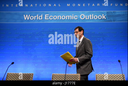 Washington, DC, USA. 18. April 2017. Maurice Obstfeld, Chefökonom beim Internationalen Währungsfonds (IWF), besucht eine Pressekonferenz im IMF-Hauptquartier in Washington, DC, USA, am 18. April 2017. Der Internationale Währungsfonds (IWF) am Dienstag hob seine Prognose für das globale Wirtschaftswachstum im Jahr 2017, lebhaft Finanzmärkte sagen und eine lang ersehnte Konjunkturerholung in Industrie und Handel unterstützt die verbesserte Aussichten. Bildnachweis: Yin Bogu/Xinhua/Alamy Live-Nachrichten Stockfoto