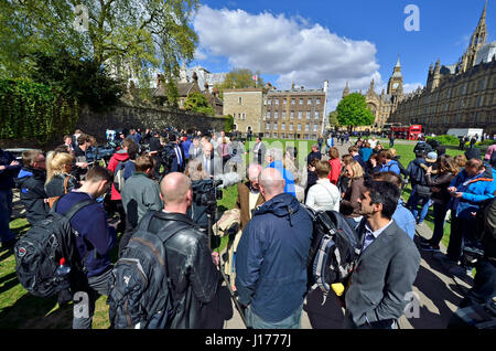 London 18. April. M/s und die Presse Hurredly sammeln am College Green nach der Ankündigung von einem 8. Juni Parlamentswahlen. Bildnachweis: PjrNews/Alamy Live-Nachrichten Stockfoto