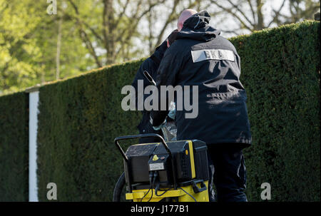 Dortmund, Deutschland, 18. April 2017. Zwei Polizisten des Office of Criminal Investigation abholen Spuren aus dem Rasen auf dem Gelände des Angriffs in Dortmund, Deutschland, 18. April 2017. Hoffen Sie eine Woche nach dem explosiven Angriff auf den Mannschaftsbus der deutschen Fußball-Bundesliga-Fußball-Club Borussia Dortmund, Ermittler, neue Erkenntnisse aus der Rekonstruktion des Angriffs vor Ort zu finden. Am 11. April drei Sprengsätze gezündet neben den Mannschaftsbus des BVB in Dortmund. Der Spieler Bartra und ein Verantwortlicher der Polizei wurden bei dem Angriff verletzt. Die verantwortliche Person ist unbekannt. Dpa/Alamy Live-Nachrichten Stockfoto