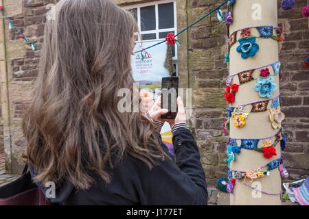 Lanarkshire, UK. 18. April 2017. Garn-Bombardierung während der Schottland-Wide World Heritage Day Feierlichkeiten. Sechs einzigartige Events, koordiniert von Graben es! 2017, Schottlands sechs Weltkulturerbe-Stätten als Teil des Jahres 2017 Geschichte, Erbe und Archäologie gefeiert.   Im Bild: Ein Hingucker macht Fotos von der Foto-Bombardierung Stockfoto