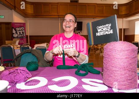 Lanarkshire, UK. 18. April 2017. Yarn Bombing während der Schottland-Wide World Heritage Day Feierlichkeiten. Sechs einzigartige Events, koordiniert von Graben es! 2017, Schottlands sechs Weltkulturerbe-Stätten als Teil des Jahres 2017 Geschichte, Erbe und Archäologie gefeiert.   Im Bild: Öner der Freiwilligen, Heather Doherty machen Reben für die Garn-Bombe Stockfoto