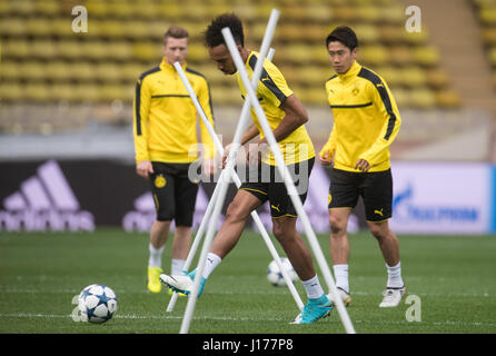 Monaco, 18. April 2017. Borussia Dortmunds Marco Reus, Pierre-Emerick Aubameyang und Shinji Kagawa (l-R) in Aktion während einer Trainingseinheit im Stade Louis II in deutschen Fußballverein Borussia Dortmund (BVB) spielen gegen AS Monaco in der Champions League Viertelfinale Rückspiel Spiel am 19. April 2017. Foto: Bernd Thissen/Dpa/Alamy Live News Stockfoto