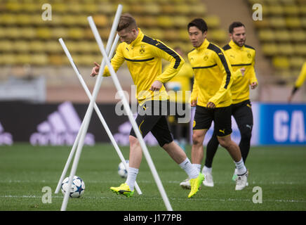 Monaco, 18. April 2017. Borussia Dortmund Marco Reus, Shinji Kagawa und Gonzalo Castro (l-R) in Aktion während einer Trainingseinheit im Stade Louis II in deutschen Fußballverein Borussia Dortmund (BVB) spielen gegen AS Monaco in der Champions League Viertelfinale Rückspiel Spiel am 19. April 2017. Foto: Bernd Thissen/Dpa/Alamy Live News Stockfoto