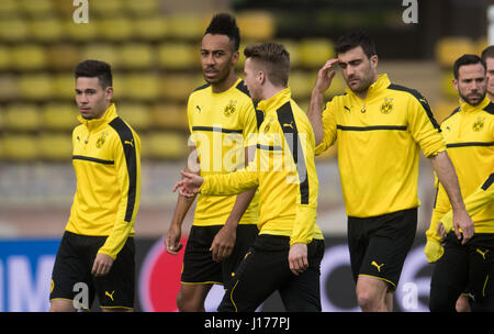 Monaco, 18. April 2017. Borussia Dortmund Raphael Guerreiro, Pierre-Emerick Aubameyang, Marco Reus, Sokratis und Gonzalo Castro (l-R) in Aktion während einer Trainingseinheit im Stade Louis II in deutschen Fußballverein Borussia Dortmund (BVB) in der Champions League Viertelfinale Rückspiel gegen AS Monaco spielen Spiel am 19. April 2017. Foto: Bernd Thissen/Dpa/Alamy Live News Stockfoto