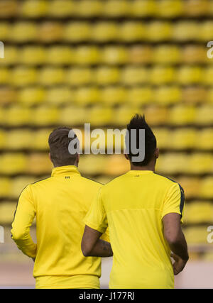 Monaco, 18. April 2017. Borussia Dortmunds Marco Reus (l) und Pierre-Emerick Aubameyang in Aktion während einer Trainingseinheit im Stade Louis II in deutschen Fußballverein Borussia Dortmund (BVB) spielt gegen AS Monaco in der Champions League Viertelfinale Rückspiel am 19. April 2017 übereinstimmen. Foto: Bernd Thissen/Dpa/Alamy Live News Stockfoto