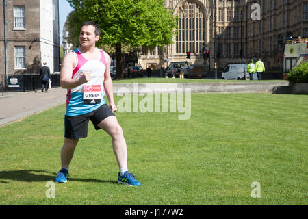 Westminster, UK. 18. April 2017. M/s an einem Fototermin außerhalb der Häuser von Parlament vor 2017 Virgin Geld London-Marathon teilnehmen. Dieses Jahr gibt es eine Rekordzahl von 16 m/s teilnehmen. Bildnachweis: Keith Larby/Alamy Live-Nachrichten Stockfoto