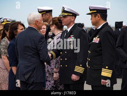 Michael Doan, Japan. 18. April 2017. US-Vizepräsident Mike Pence, grüßt links, Captain John Bushey, NAF Atsugi befehlshabender Offizier, als er an der Basis mit seiner Frau Karen Pence 18. April 2017 in Yamato, Japan kommt. Pence ist als Vice President bei seinem ersten offiziellen Besuch nach Japan. Bildnachweis: Planetpix/Alamy Live-Nachrichten Stockfoto