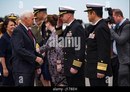 Michael Doan, Japan. 18. April 2017. US-Vizepräsident Mike Pence, ist links, von Captain John Bushey, NAF Atsugi Kommandierender Offizier begrüßte, als er an der Basis mit seiner Frau Karen Pence 18. April 2017 in Yamato, Japan kommt. Pence ist als Vice President bei seinem ersten offiziellen Besuch nach Japan. Bildnachweis: Planetpix/Alamy Live-Nachrichten Stockfoto