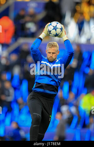 Leicester, UK. 18. April 2017. Kasper Schmeichel im Warm-up für die UEFA Champions League Viertel Finale zwischen Leicester City FC und Atletico Madrid. Bildnachweis: Phil Hutchinson/Alamy Live-Nachrichten Stockfoto