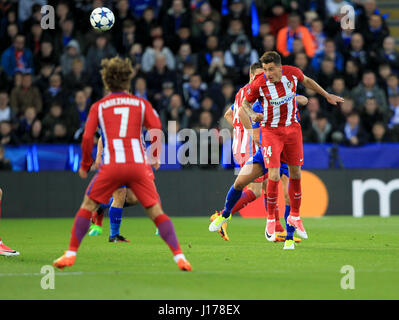 Leicester, UK. 18. April 2017. Jose Gimenez von Madrid leitet den Ball während der UEFA Champions League Viertel Finale zwischen Leicester City FC und Atletico Madrid. Bildnachweis: Phil Hutchinson/Alamy Live-Nachrichten Stockfoto