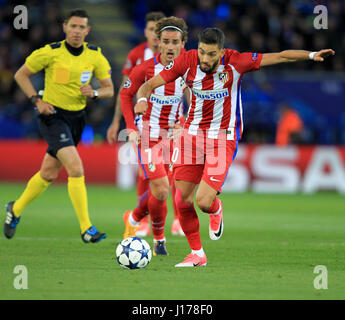 Leicester, UK. 18. April 2017. Yannick Carrasco schießt für Madrid während der UEFA Champions League Viertel Finale zwischen Leicester City FC und Atletico Madrid. Bildnachweis: Phil Hutchinson/Alamy Live-Nachrichten Stockfoto