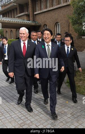 Tokio, Japan. 18. April 2017. US-Vizepräsident Mike Pence, geht nach links, mit der japanische Premierminister Shinzo Abe vor ihrem bilateralen Treffen in der offiziellen Residenz in Chiyoda Ward 18. April 2017 in Tokio, Japan. Pence ist als Vice President bei seinem ersten offiziellen Besuch nach Japan. Bildnachweis: Planetpix/Alamy Live-Nachrichten Stockfoto