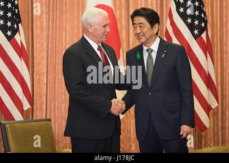 Tokio, Japan. 18. April 2017. US-Vizepräsident Mike Pence, links, schüttelt Hände mit der japanische Premierminister Shinzo Abe vor ihrem bilateralen Treffen in der offiziellen Residenz in Chiyoda Ward 18. April 2017 in Tokio, Japan. Pence ist als Vice President bei seinem ersten offiziellen Besuch nach Japan. Bildnachweis: Planetpix/Alamy Live-Nachrichten Stockfoto