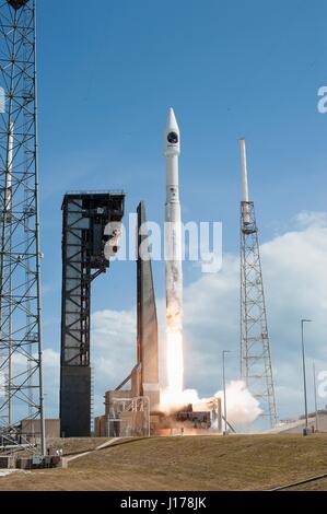 Cape Canaveral, Florida, USA. 18. April 2017. Die United Launch Alliance Delta V-Rakete mit dem Orbital ATK Cygnus unter Druck stehenden Cargo Modul hebt ab Raum starten Complex 41 auf Cape Canaveral Air Force Station 18. April 2017 in Cape Canaveral, Florida. Die Rakete erfolgreich mit 7.600 Pfund der Lieferungen an die internationale Raumstation in eine fehlerfreie abheben. Bildnachweis: Planetpix/Alamy Live-Nachrichten Stockfoto