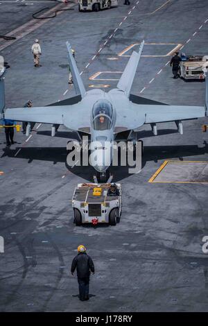 USS Theodore Roosevelt, Vereinigte Staaten von Amerika. 17. April 2017. US Navy Matrosen Parken eine F/A-18F Super Hornet-Kampfflugzeugen, 17. April 2017 im Pazifischen Ozean, die mächtigen Würgern der Strike Fighter Angriff Geschwader 94, auf dem Flugdeck an Bord der Flugzeugträger der Nimitz-Klasse USS Theodore Roosevelt zugewiesen. Der Flugzeugträger führt im Gange Training vor der Küste von Süd-Kalifornien. Bildnachweis: Planetpix/Alamy Live-Nachrichten Stockfoto