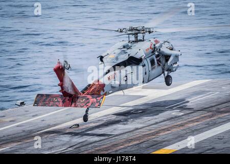 USS Theodore Roosevelt, Vereinigte Staaten von Amerika. 17. April 2017. Ein US-Marine MH-60 Seahawk Hubschrauber, zugeordnet zu den Red Lions der Hubschrauber Meer bekämpfen Geschwader 15, landet auf dem Flugdeck der Flugzeugträger der Nimitz-Klasse USS Theodore Roosevelt 17. April 2017 im Pazifischen Ozean. Der Flugzeugträger führt im Gange Training vor der Küste von Süd-Kalifornien. Bildnachweis: Planetpix/Alamy Live-Nachrichten Stockfoto